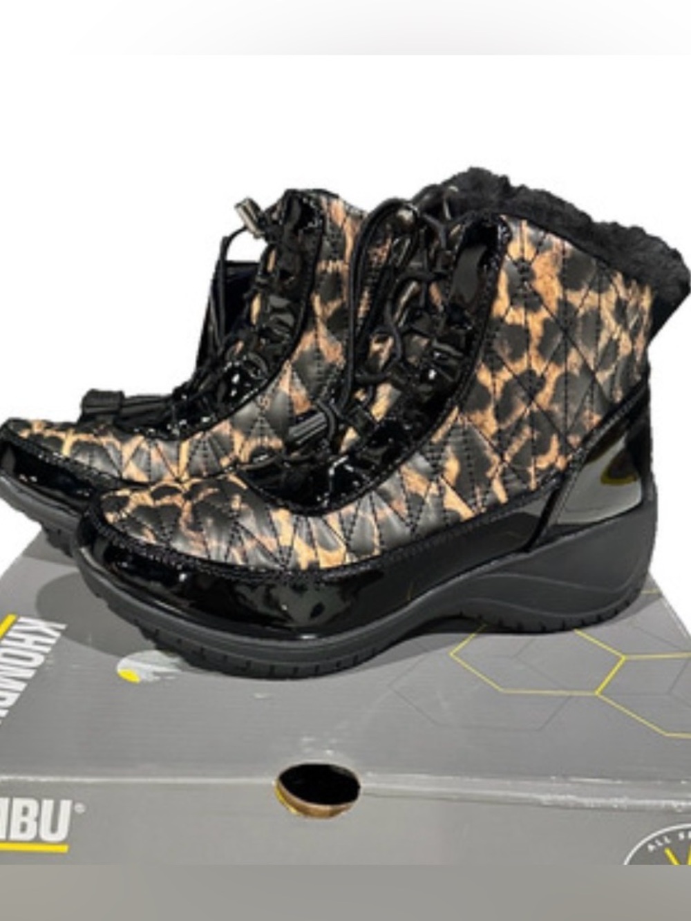 Khombu Women's Black and Tan Quilted Winter Boots